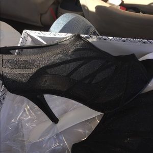 ❤️NEW LISTING—-Black Heels (Goes with prom dress)
